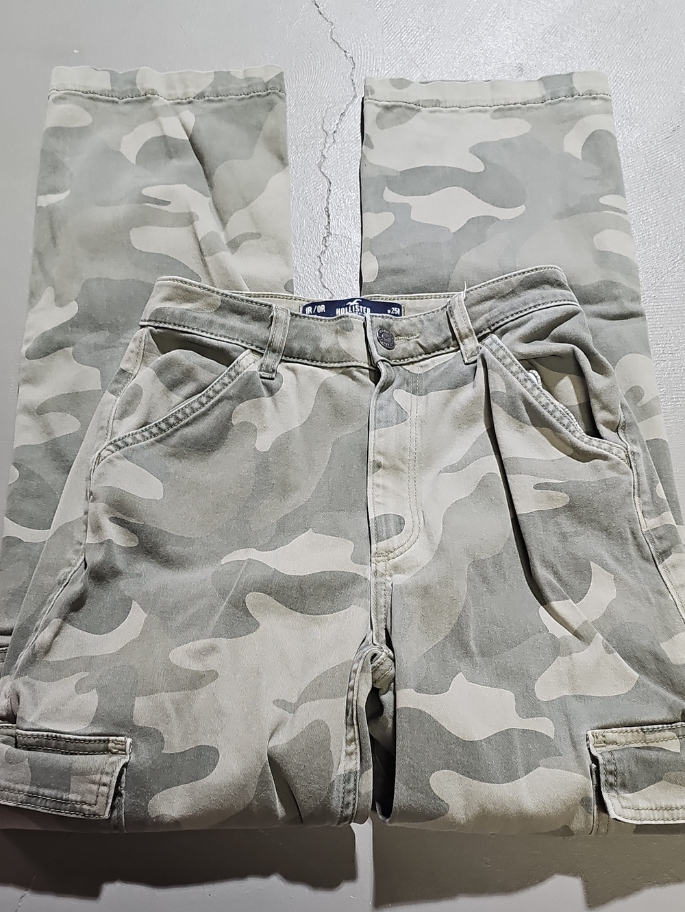 Hollister Jeans Ultra High Rise Dad Pant Utility Cargo In Camouflage Womens - Picture 2 of 10